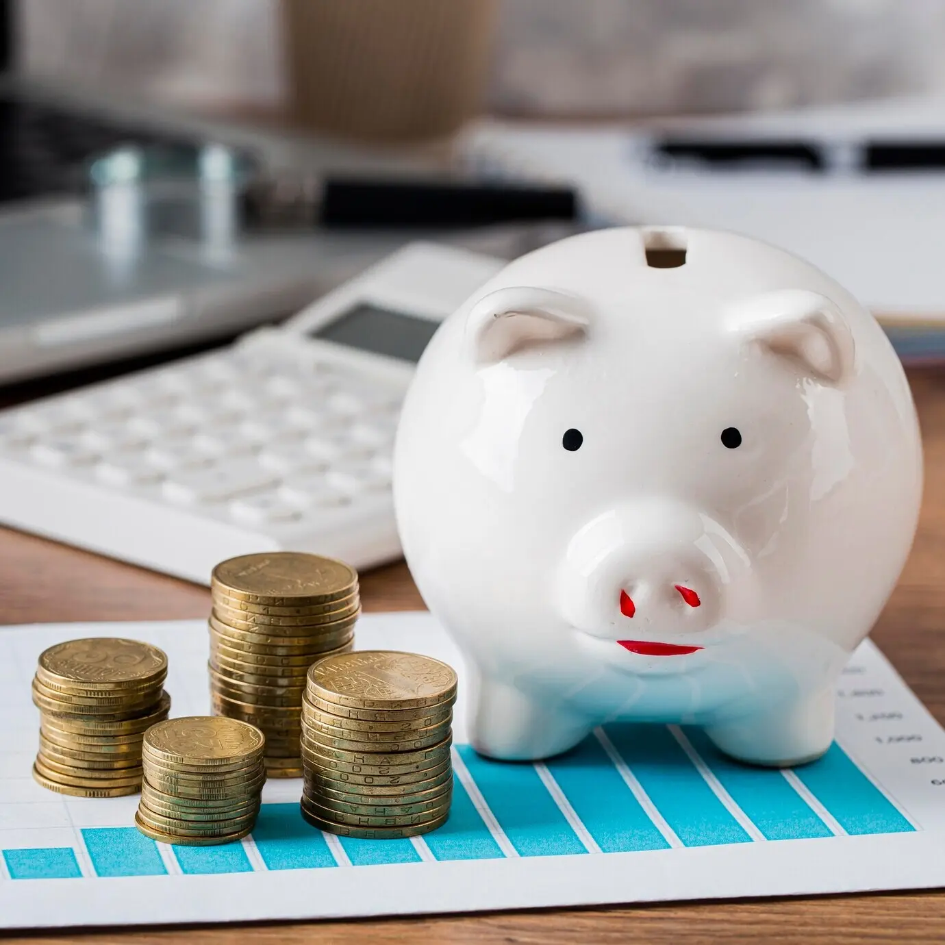 Taschenrechner mit Sparschwein und Wachstumsdiagramm