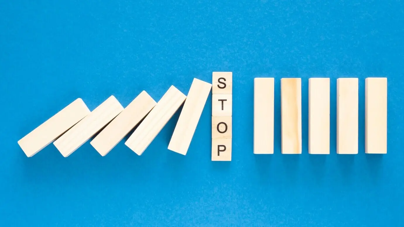 Draufsicht auf eine abstrakte Zusammenstellung finanzieller Probleme