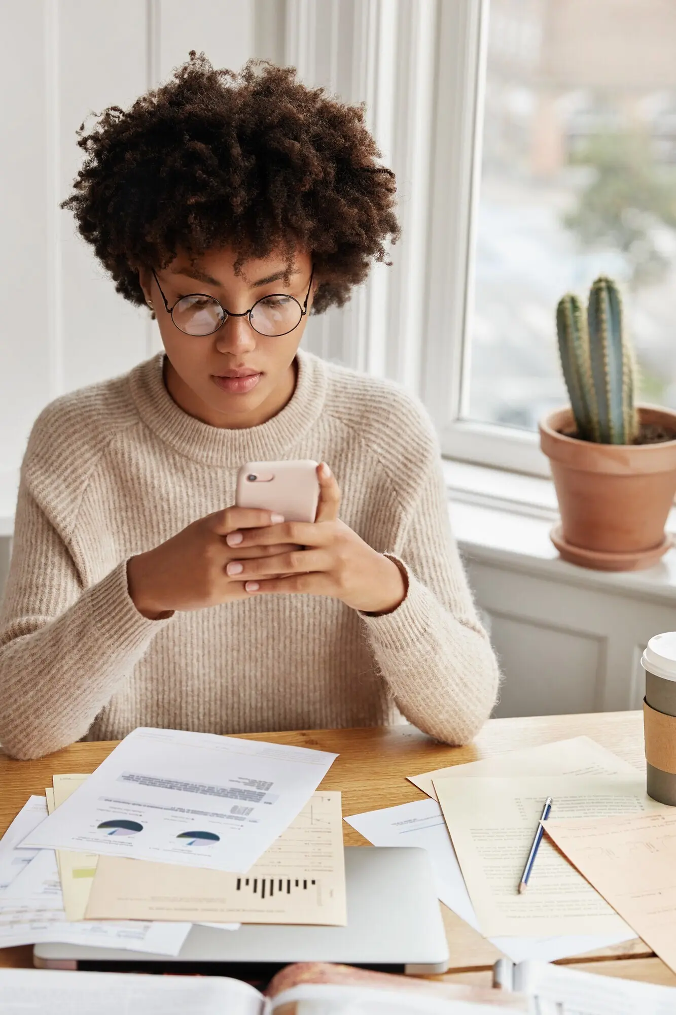 Vielbeschäftigte Geschäftsfrau bei der Arbeit zu Hause.