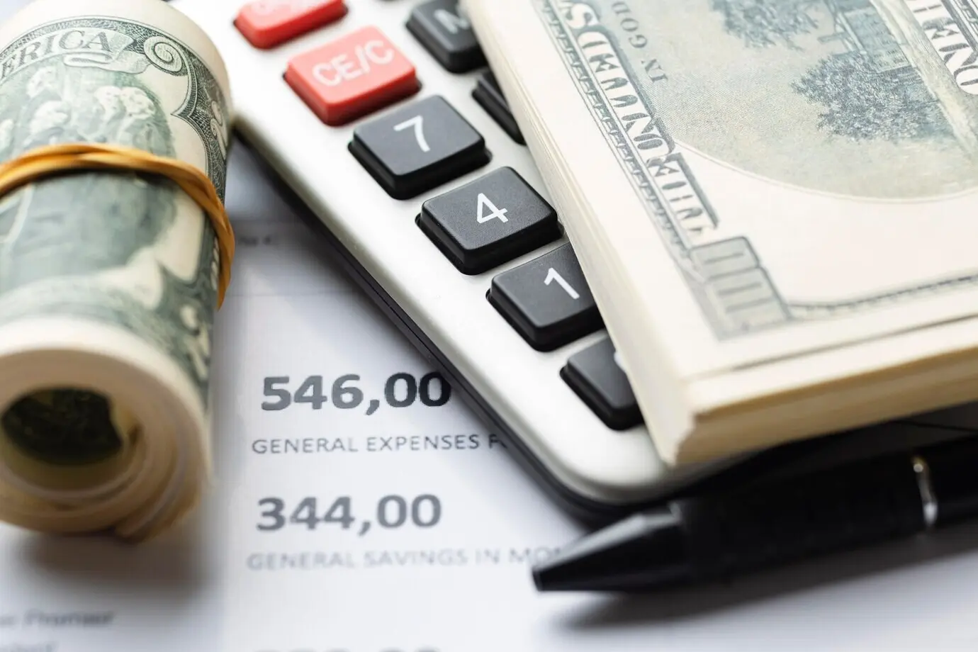 Blick von oben auf Bargeld und Taschenrechner